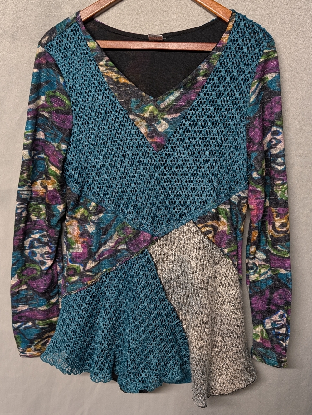 This & That Black V-Neck Top with Multicolor Abstract Accents Size 2XL